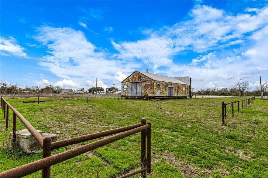 More Photos Of 13109 TX-172 Hwy, La Ward Department Store For Sale