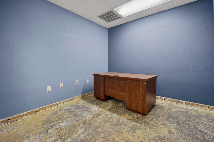 More Photos Of 1400 N Kennedy Ave, Shawnee Office For Sale