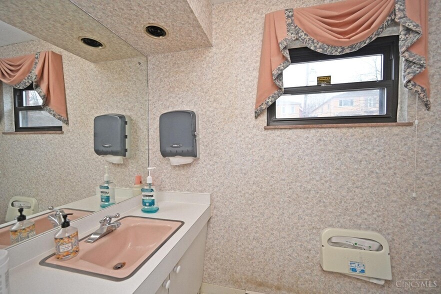 More Photos Of 910 Barry Ln, Cincinnati Medical For Lease