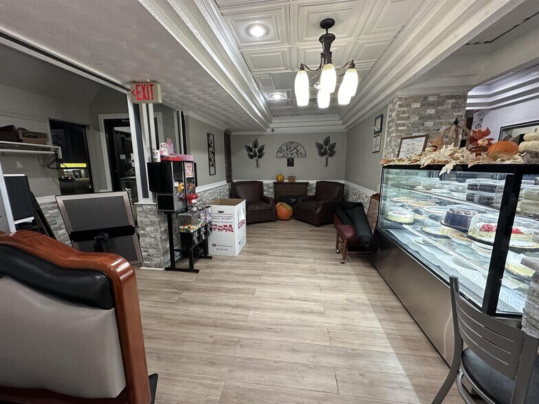 More Photos Of 1427 W Galena Ave, Freeport Freestanding For Sale