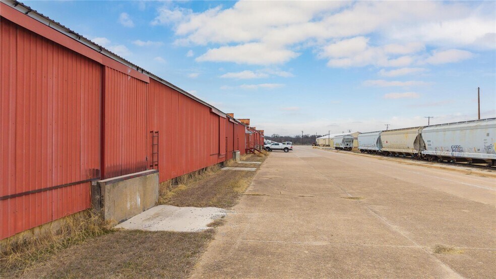 More Photos Of 1403 Blake Dr, Brownwood Warehouse For Sale