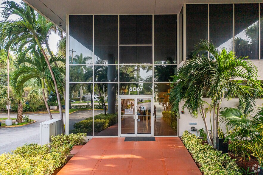 More Photos Of 6067 Hollywood Blvd, Hollywood Office For Lease