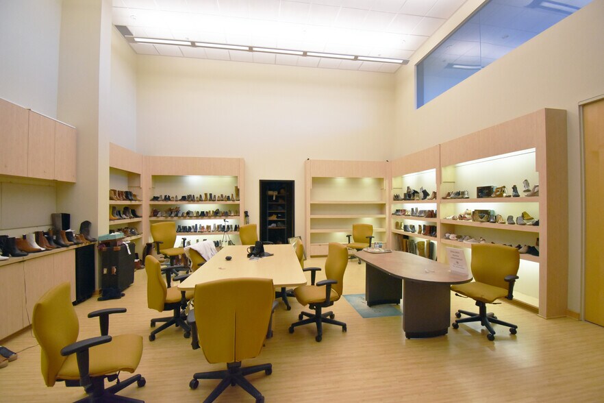 More Photos Of 3630 Corporate Trail Dr, Earth City Warehouse For Lease