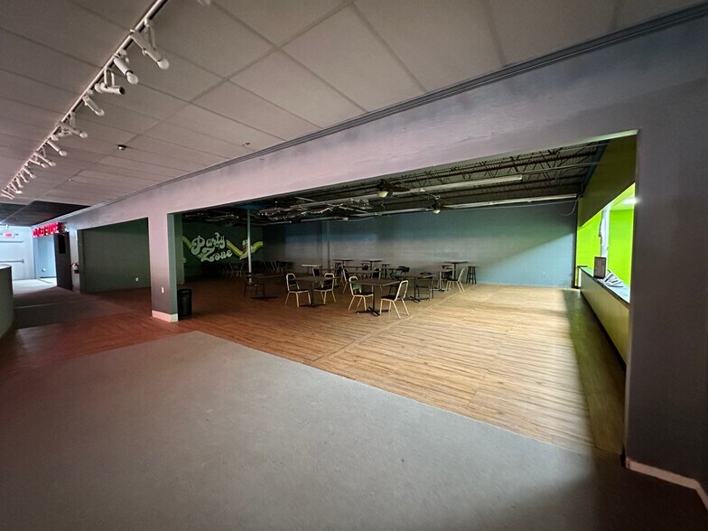 More Photos Of 16525 North Fwy, Houston Freestanding For Lease