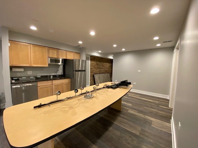 More Photos Of 687-689 N Milwaukee Ave, Chicago Apartments For Lease
