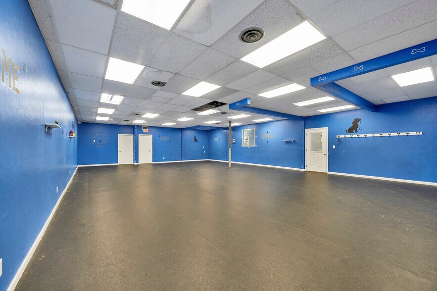 More Photos Of 1279 E Mason St, Green Bay Storefront For Sale