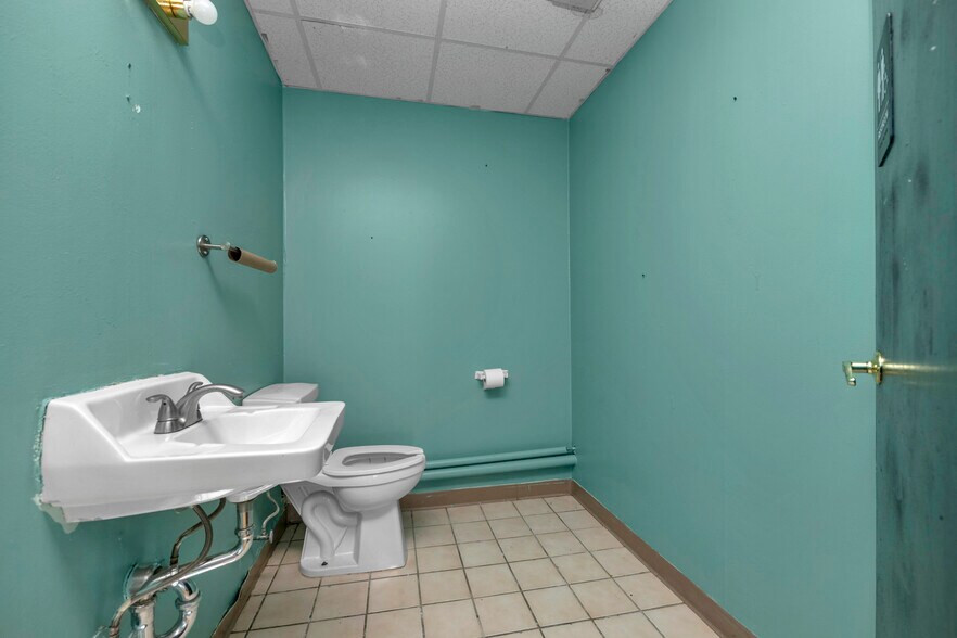 More Photos Of 15 Cr-66, Huntington Station Unknown For Lease
