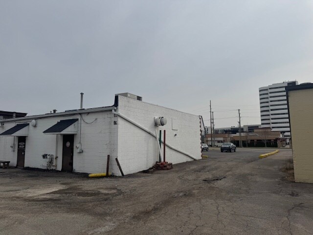 More Photos Of 3065-3095 Crooks Rd, Troy Freestanding For Lease