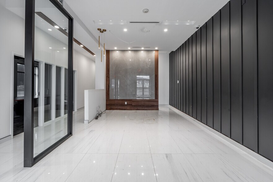 More Photos Of 5000 Rue Bernard-Lefebvre, Laval Light Distribution For Sale