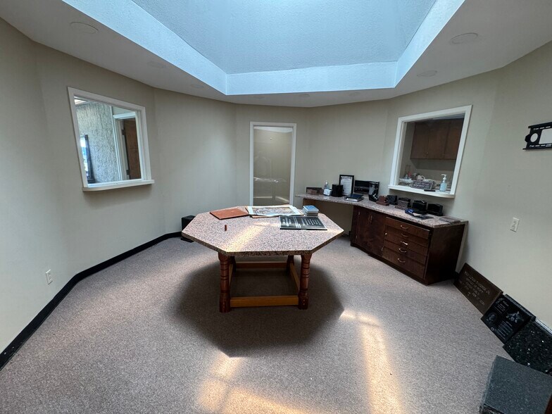 More Photos Of 1208 S Chestnut St, Lufkin Showroom For Sale