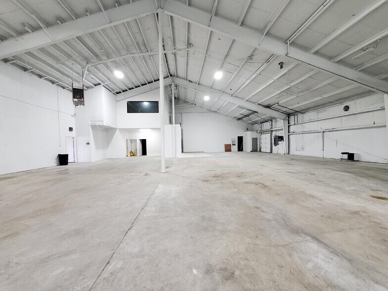 More Photos Of 630 W Lincoln Hwy, Merrillville Showroom For Lease