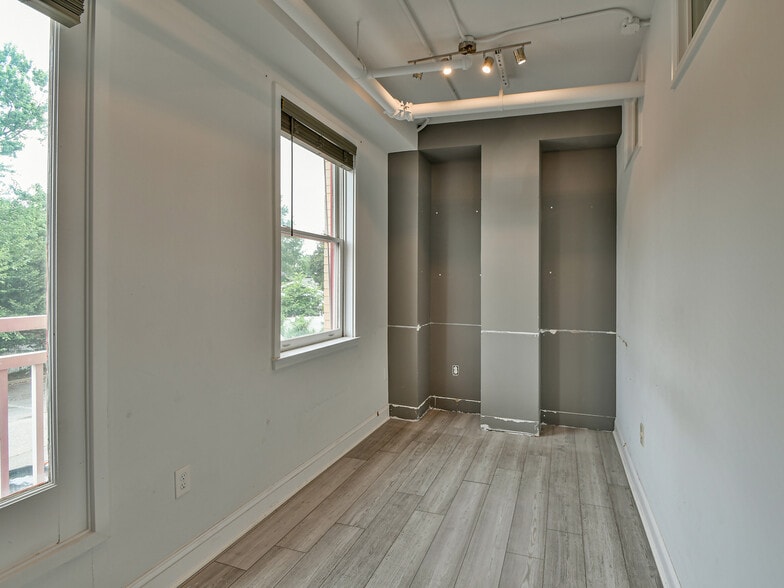 More Photos Of 2300 N Pershing Dr, Arlington Medical For Sale