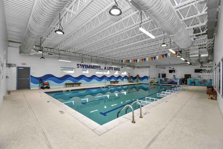 More Photos Of 10423 N Sam Houston Pky E, Humble Sports And Entertainment For Sale