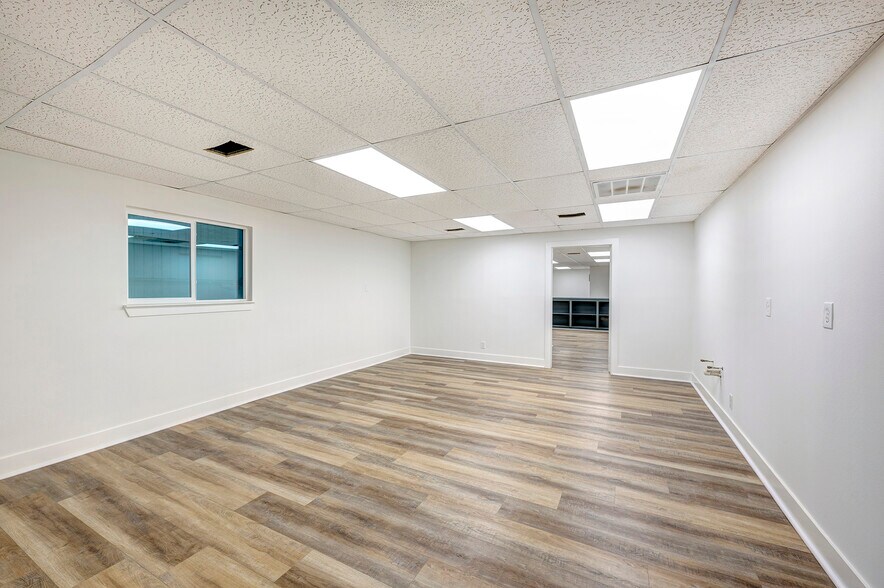 More Photos Of 1215 S Houston, Humble Warehouse For Lease