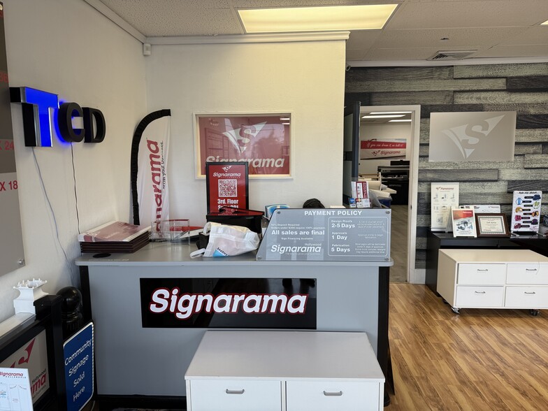 More Photos Of 6140 Hollywood Blvd, Hollywood Storefront For Sale