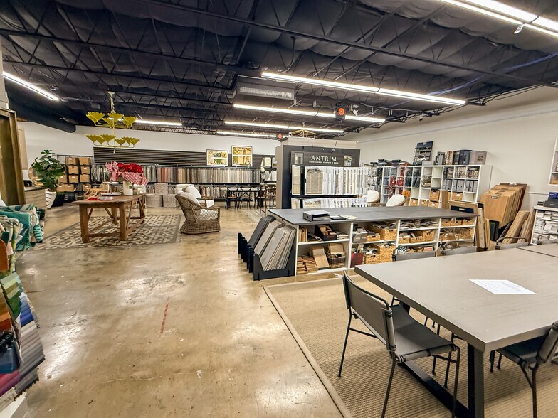 More Photos Of 12131-12137 Valliant St, San Antonio Showroom For Sale