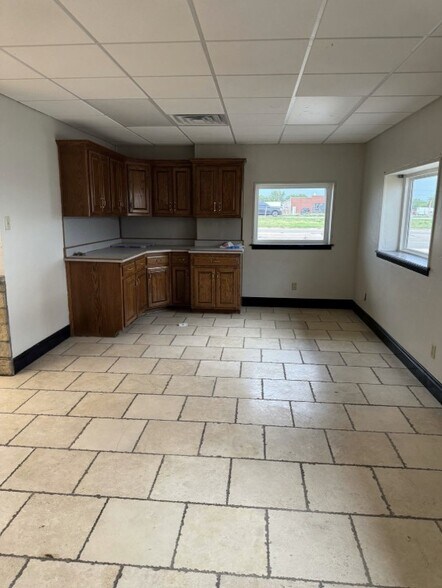 More Photos Of 6035 Canyon Dr, Amarillo Office For Lease