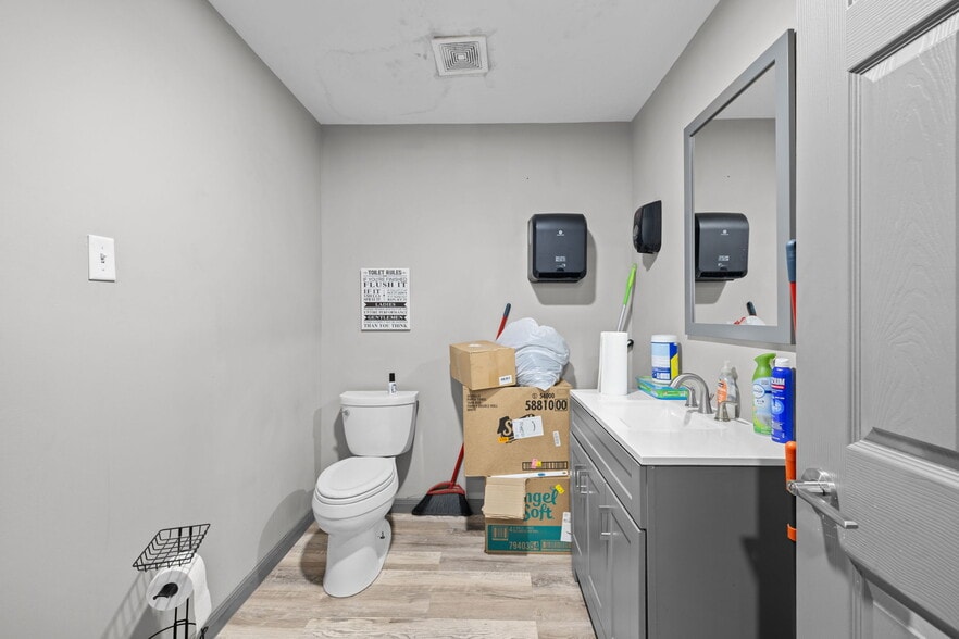 More Photos Of 2214 N Frazier St, Conroe Auto Repair For Sale
