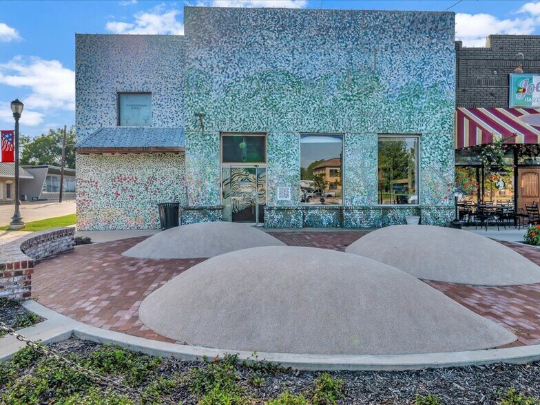 More Photos Of 132 Nacogdoches St, Center Storefront Retail Residential For Sale