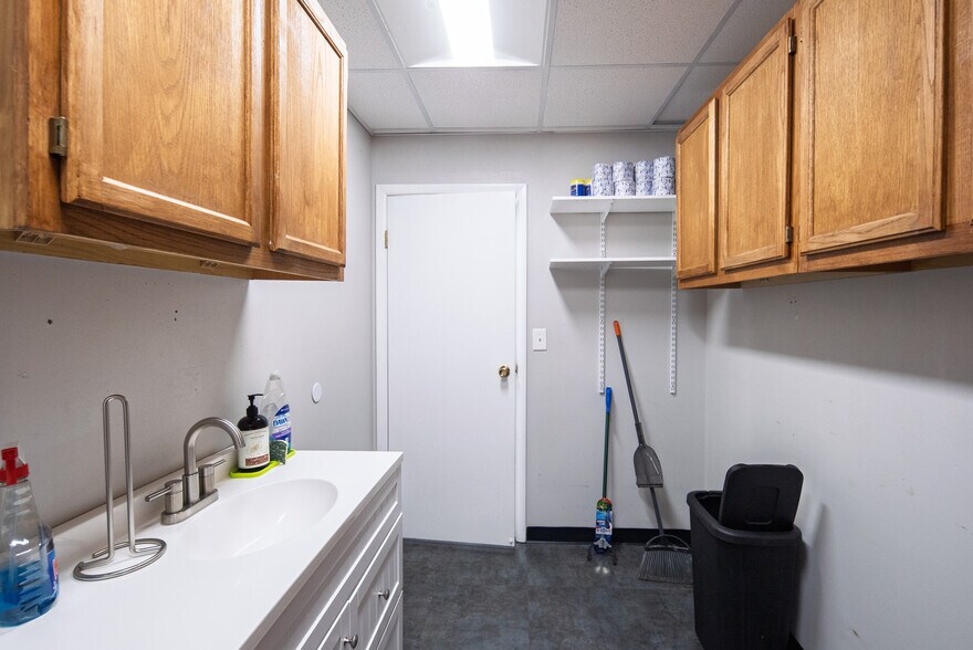 More Photos Of 404 Troy Schenectady Rd, Latham Office Residential For Lease