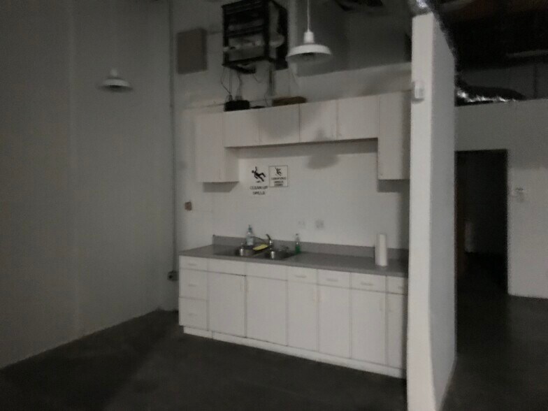 More Photos Of 1031 W Manchester Blvd, Inglewood Light Distribution For Lease