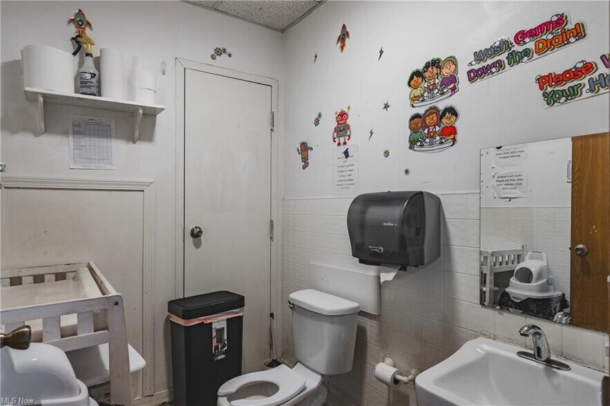 More Photos Of 1800 Grand Central Ave, Vienna Office For Sale