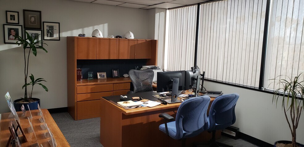More Photos Of 7033 Owensmouth Ave, Canoga Park Office For Lease