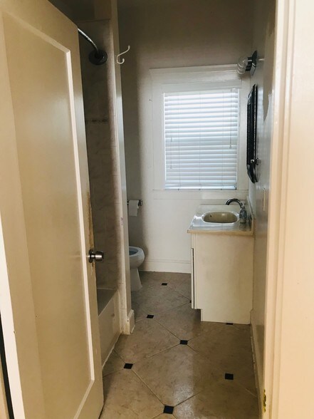 More Photos Of 1364 E 27th St, Oakland Apartments For Sale