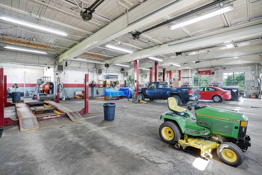 More Photos Of 1955 N Main St, Sheffield Auto Repair For Sale