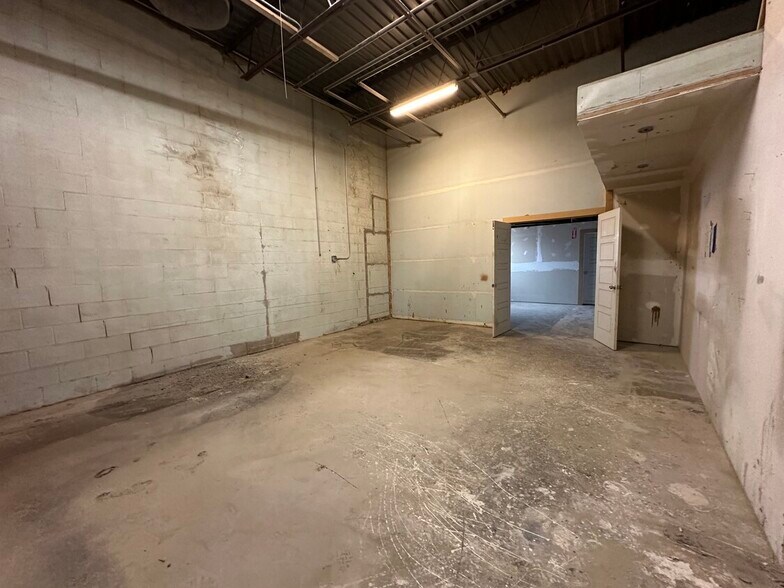 More Photos Of 1545-1549 Burgundy Pky, Streamwood Showroom For Lease