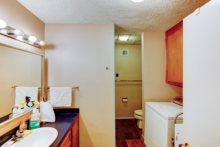 More Photos Of 10002 Grover Ln, Houston Warehouse For Sale