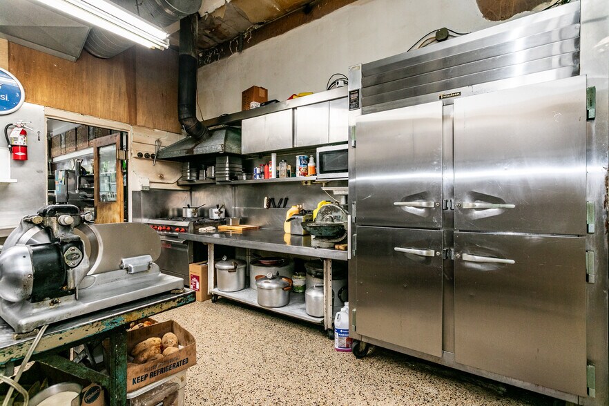 More Photos Of 1856 E Broadway, Alton General Retail For Sale