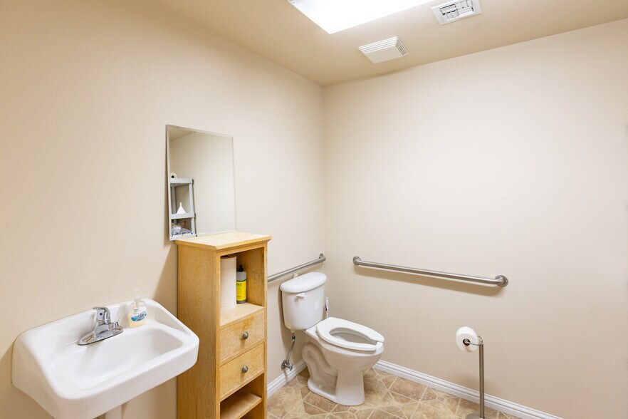 More Photos Of 200 N Wasco Ct, Hood River Warehouse For Sale