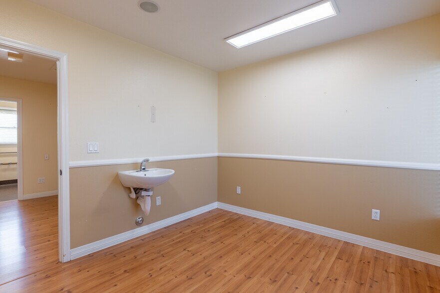 More Photos Of 19361 Beach Blvd, Huntington Beach Medical For Lease