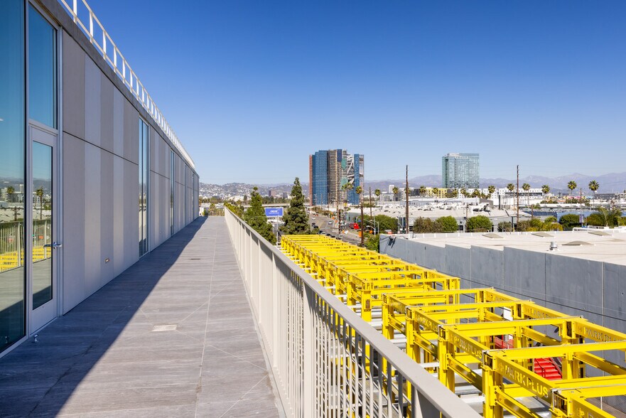 More Photos Of 5950 W Jefferson Blvd, Los Angeles Office For Lease