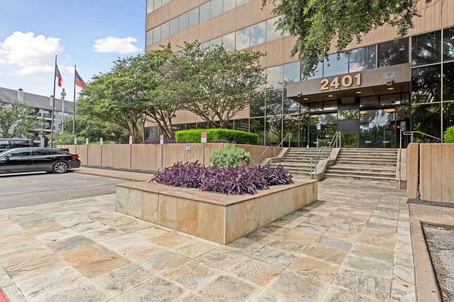 More Photos Of 2401 Fountain View Dr, Houston Office For Sale