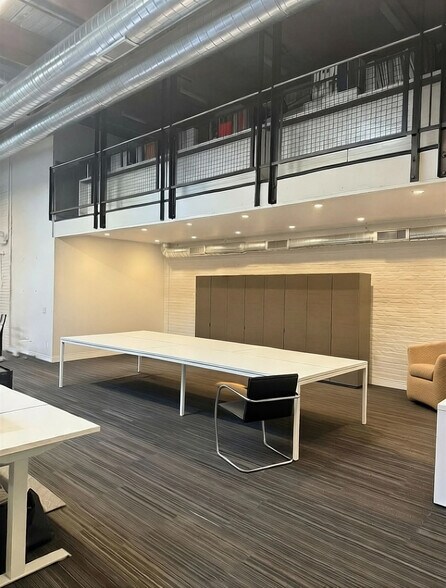 More Photos Of 11 W Illinois St, Chicago Loft Creative Space For Lease