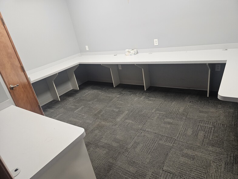 More Photos Of 2383 S Main St, Akron Unknown For Lease