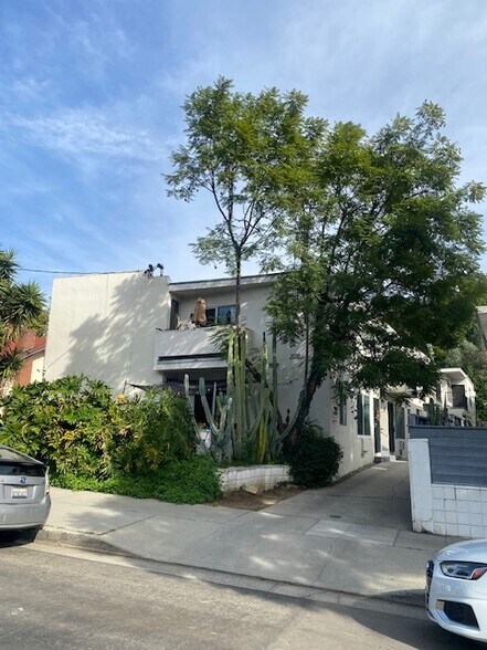 More Photos Of 2038 Holly Dr, Los Angeles Multifamily For Sale