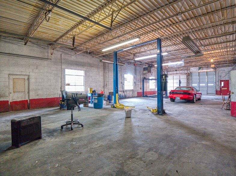 More Photos Of 3901 NE 23rd St, Oklahoma City Auto Repair For Lease
