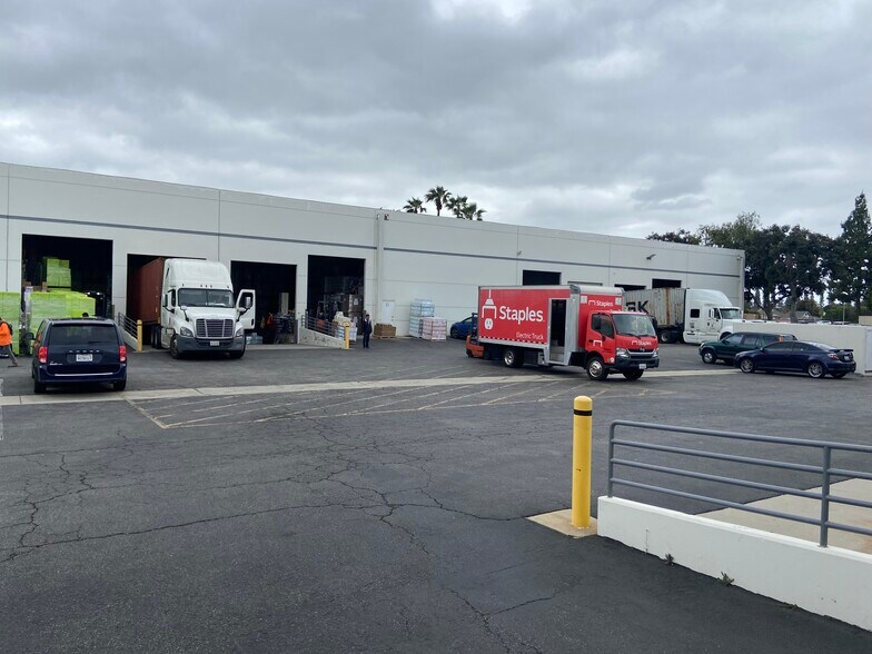 More Photos Of 12707 Rives Ave, Downey Warehouse For Lease