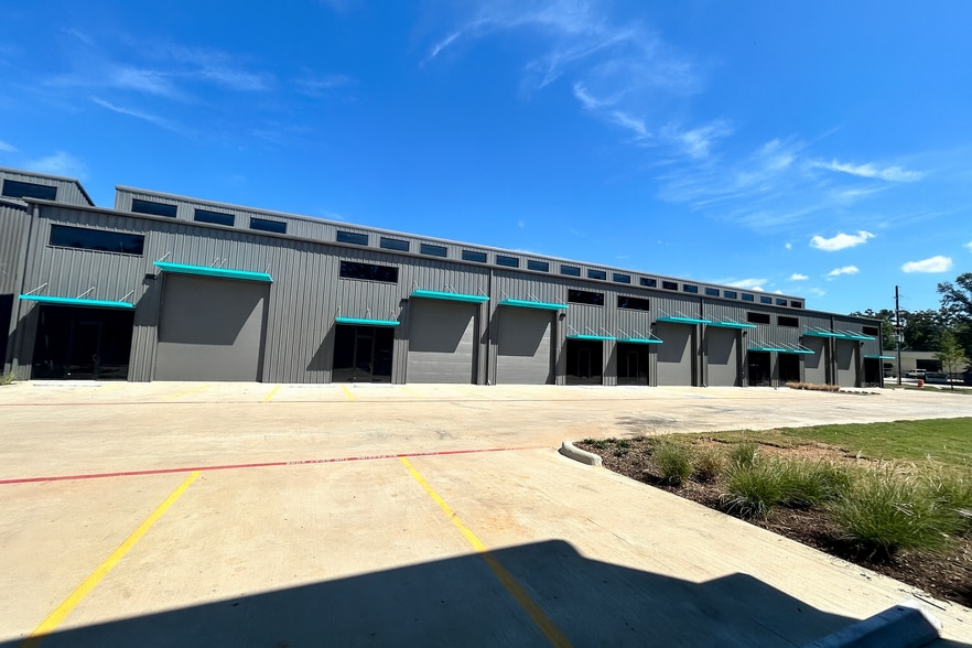 More Photos Of 2007 Airport Rd, Conroe Unknown For Lease