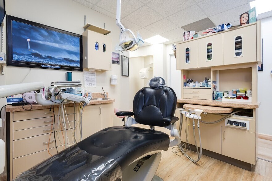 More Photos Of 4400 MacArthur Blvd NW, Washington Office For Sale