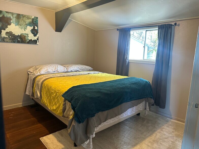 More Photos Of 703 Park Ave, Lakeside Specialty For Sale