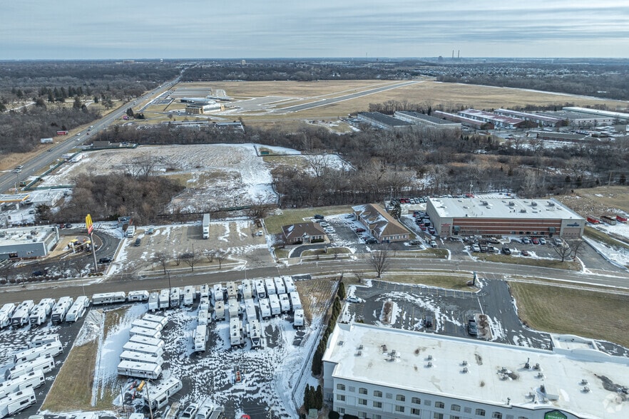 More Photos Of 70 McDonald Ave, Joliet Office For Sale