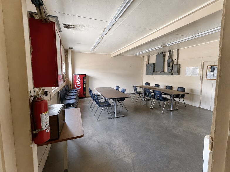 More Photos Of 100 Thornhill Rd, Auburndale Manufacturing For Lease