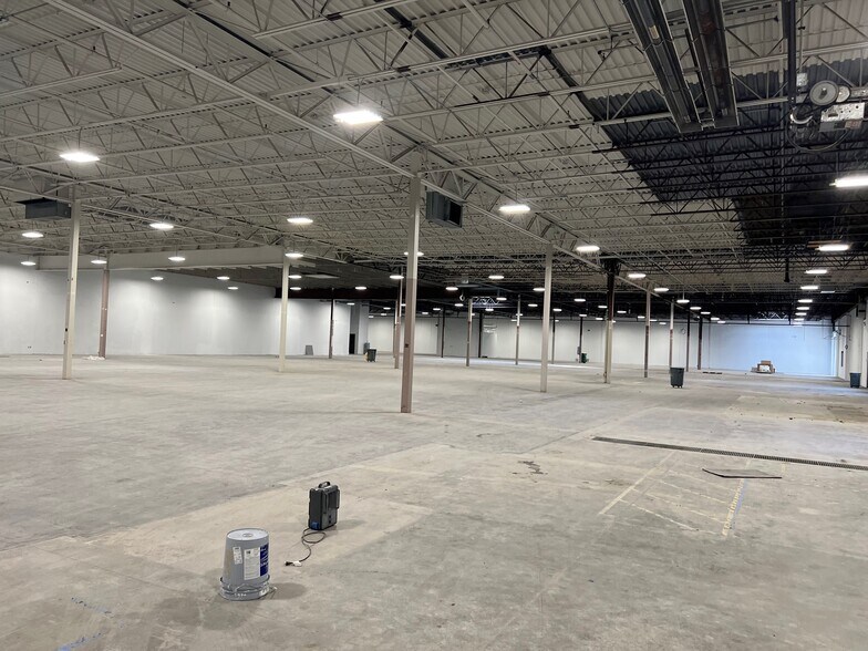 More Photos Of 8840-8880 Evergreen Blvd NW, Coon Rapids Manufacturing For Lease