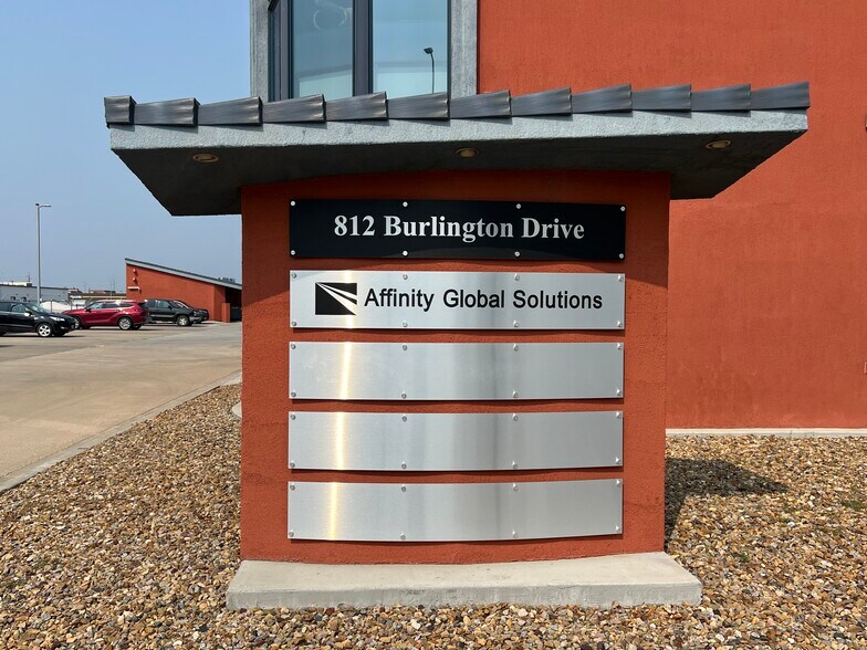 More Photos Of 812 Burlington Dr, Bismarck Office For Sale