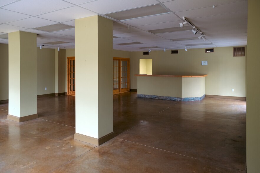 More Photos Of 12 Sevier St, Greenville Freestanding For Lease