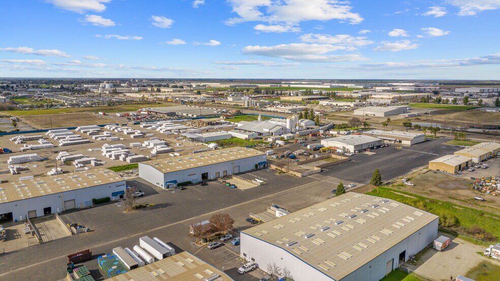 More Photos Of 7345 W Goshen Ave, Visalia Warehouse For Lease